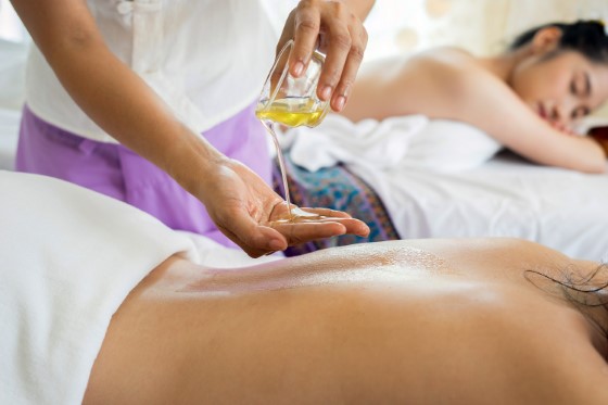 CBD masážní olej se používá stejně jako jakýkoliv jiný masážní olej, důkladně ale s citem jej zapracujte do pokožky a nechte absorbovat do svalstva